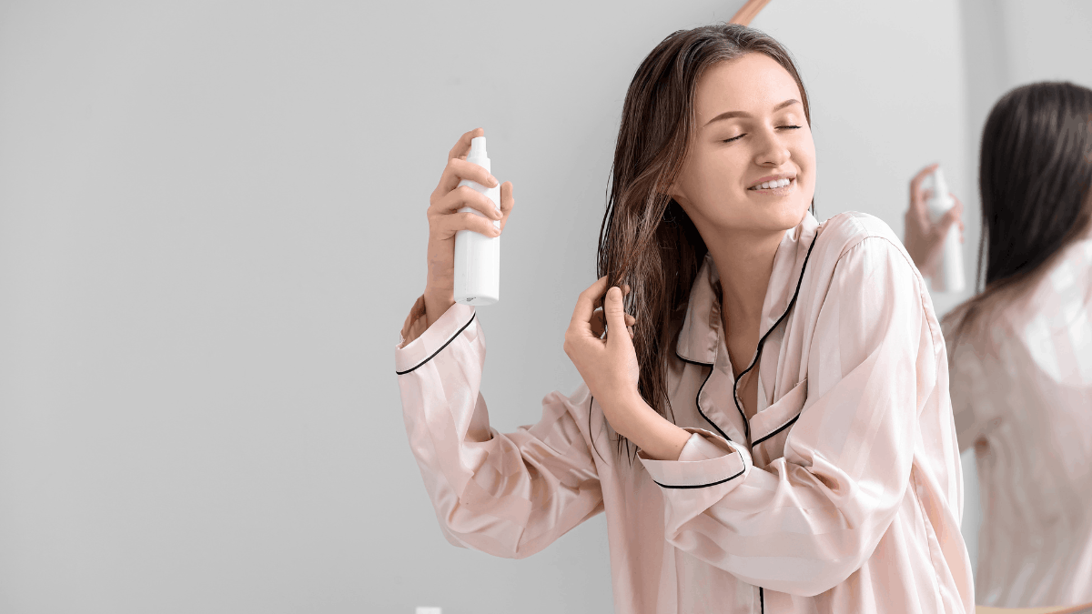 Dziewczyna aplikująca spray do tekstruryzacji włosów