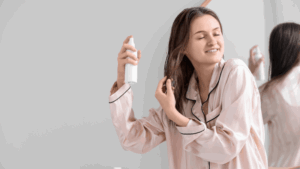 Dziewczyna stylizująca włosy sprayem