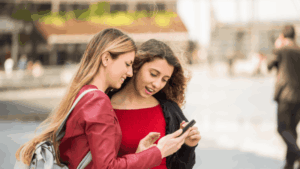 Dziewczyny korzystające z telefonu komórkowego