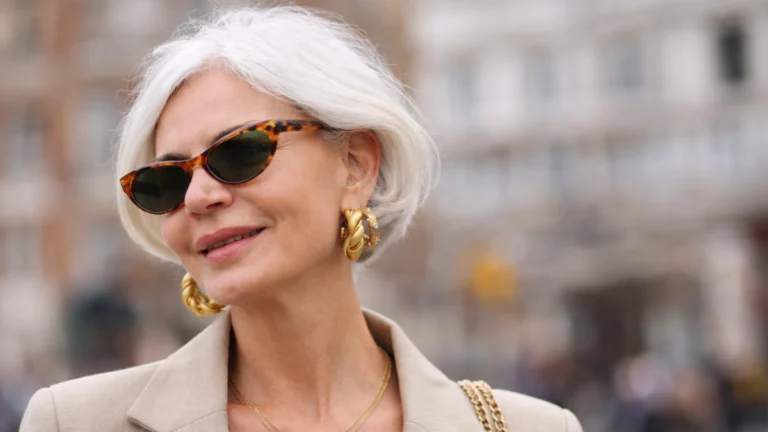 Fryzura dla kobiet 50+? U fryzjera poproś o Granny Bob. To megahit!