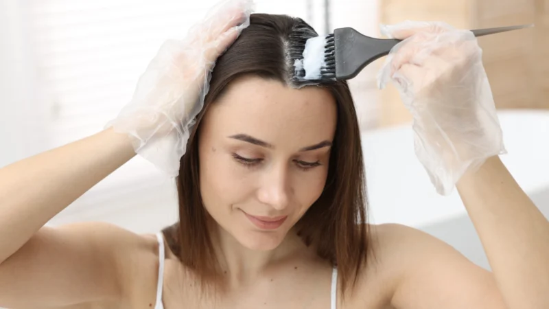 Kobieta nakładająca farbę do włosów