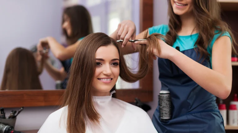 Kobieta ścinająca włosy