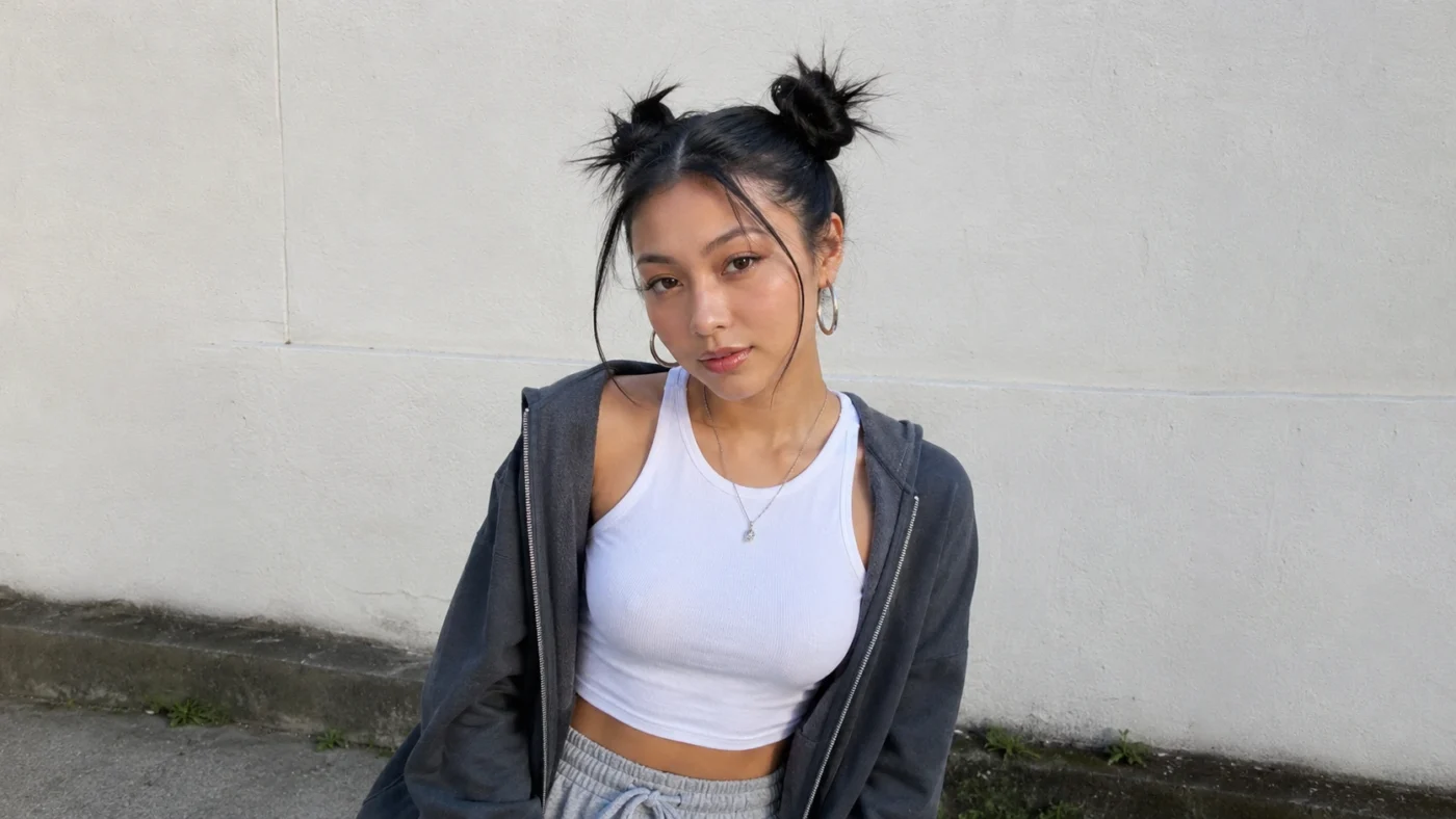 Dziewczyna z fryzurą typu spiky bun
