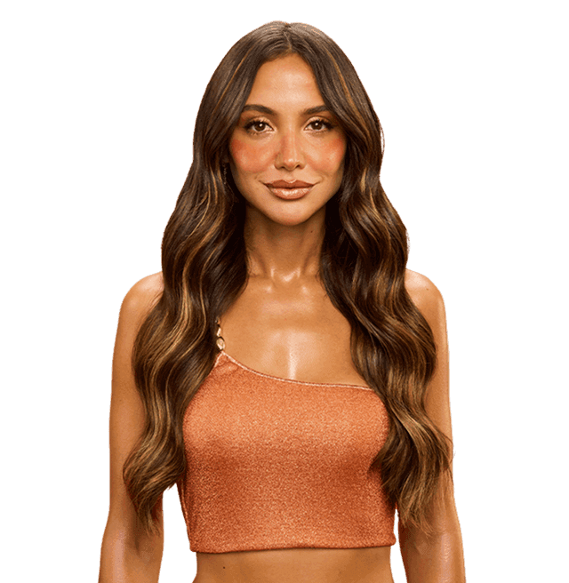 Dziewczyna na pomarańczowym tle. 'Po' wygładzone i lśniące pasma.