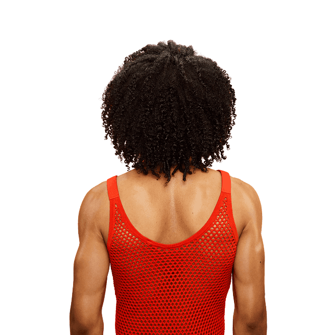 Mężczyzna na pomarańczowym tle. 'Po' wygładzone i lśniące pasma.