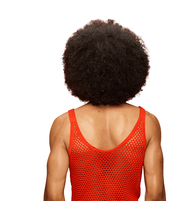 Mężczyzna na pomarańczowym tle.'Przed' pokazuje matowe, puszące się włosy.