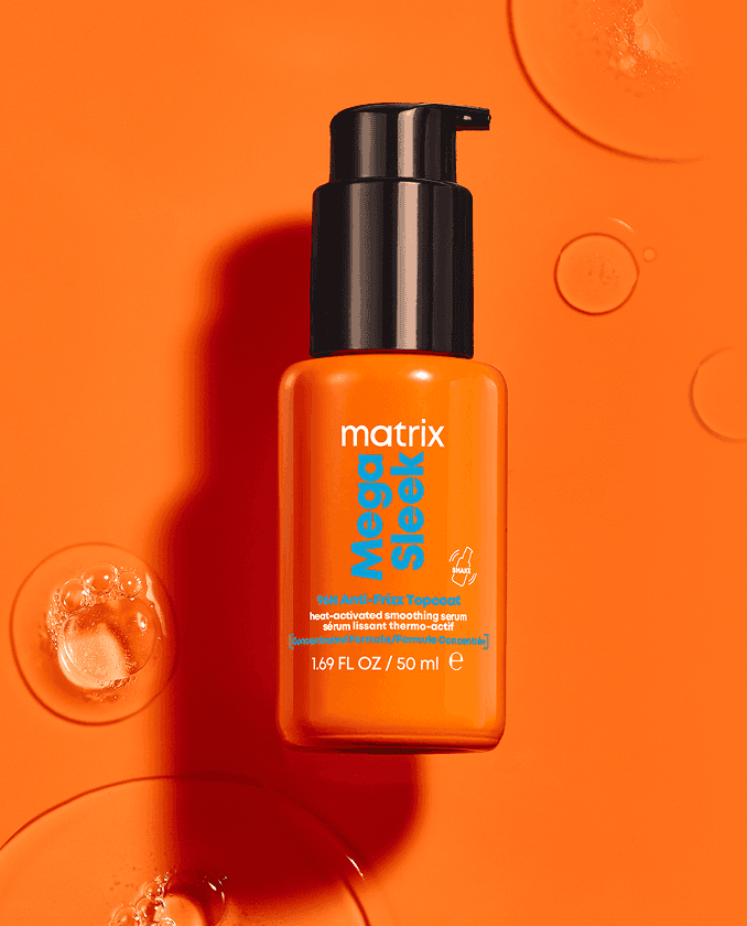 Treść wiadomości Gemini Serum wygładzające Matrix Mega Sleek z pompką na pomarańczowym tle, otoczone kroplami przezroczystego płynu.