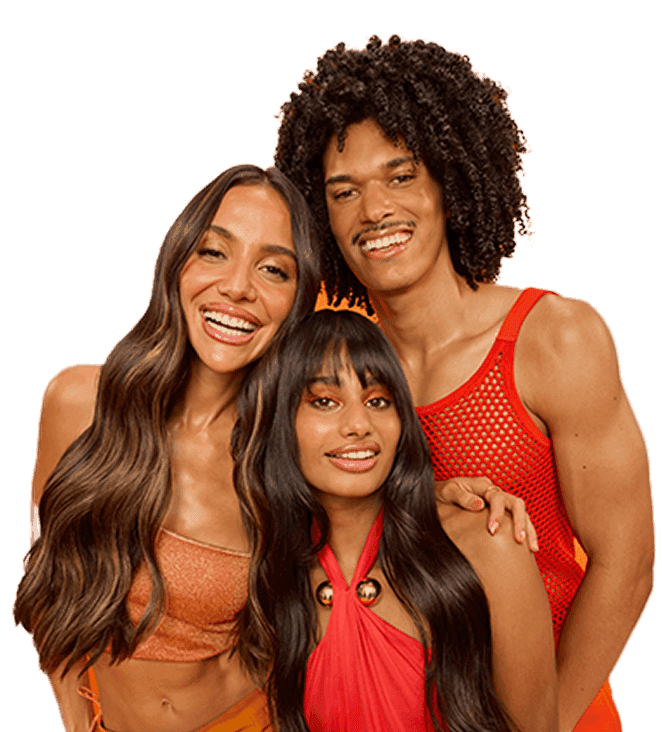 Trzy uśmiechnięte osoby o różnorodnych fryzurach – falowanych, prostych z grzywką i afro – na pomarańczowym tle.